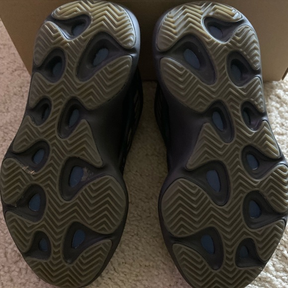 Yeezy 700 V3 Clay Brown - Picture 3 of 7